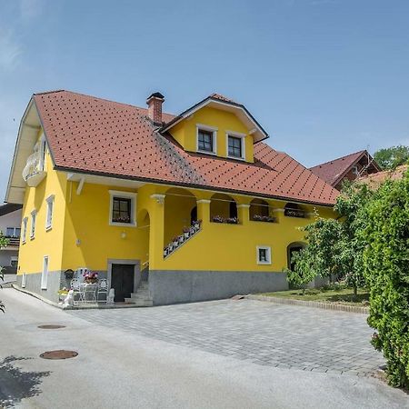 Apartma Ajda Komenda Экстерьер фото